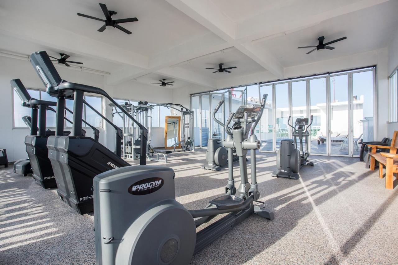Capital O Cancun Ocean View, Cancún Buitenkant foto The gym at the 10th floor